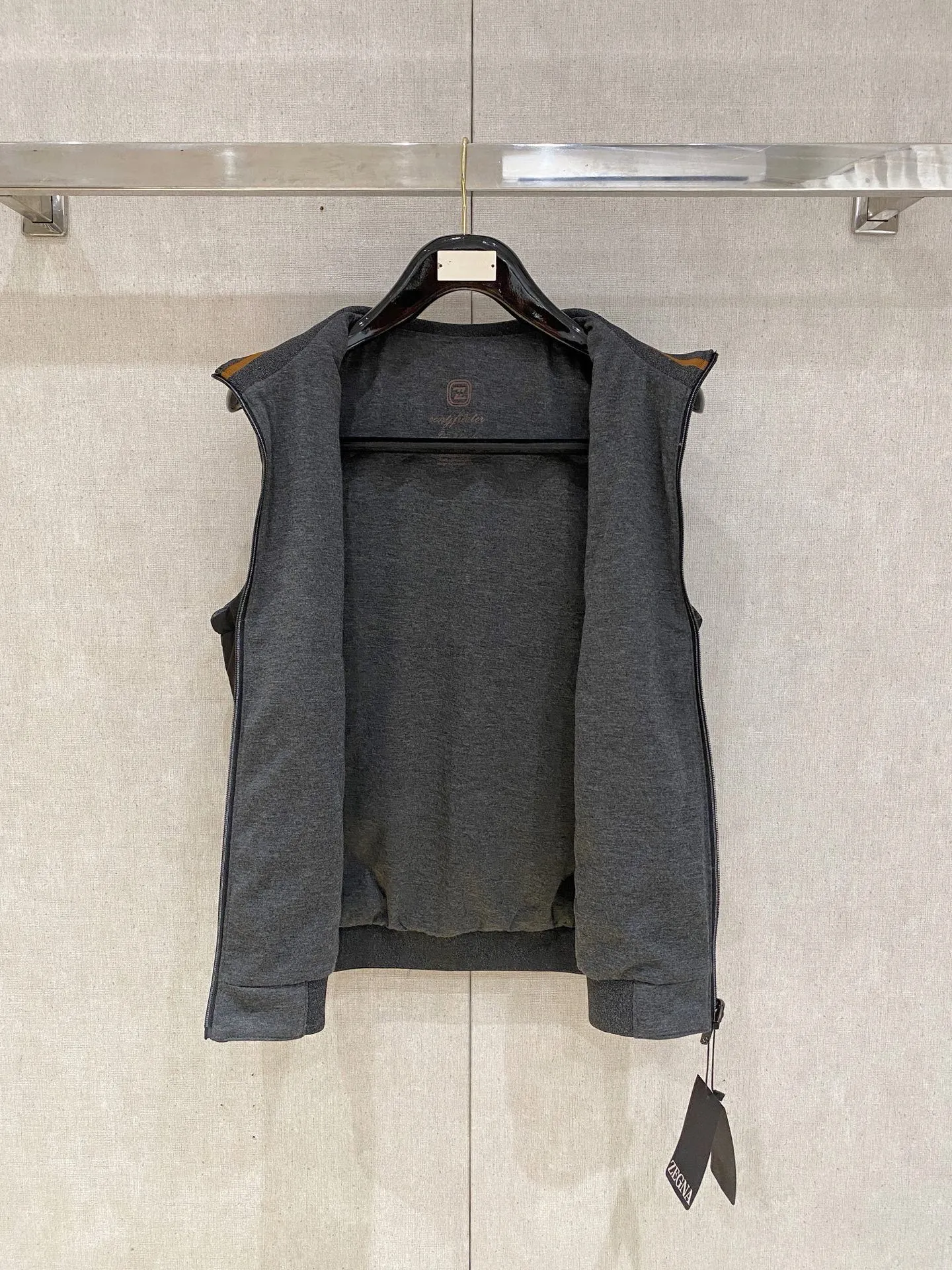 Zegna ： ， ， ， ； ， ， ， ， Classic 。 ： ， ， ， ； ， ； ， ， 。 ： ， ， ； ， ， T 、 、 ； ， ， ， 。 ： 、 、 ， ， Versatile 。 ： Cream White/Khaki/ /Black（ Gray ） Sizes：M-4XL